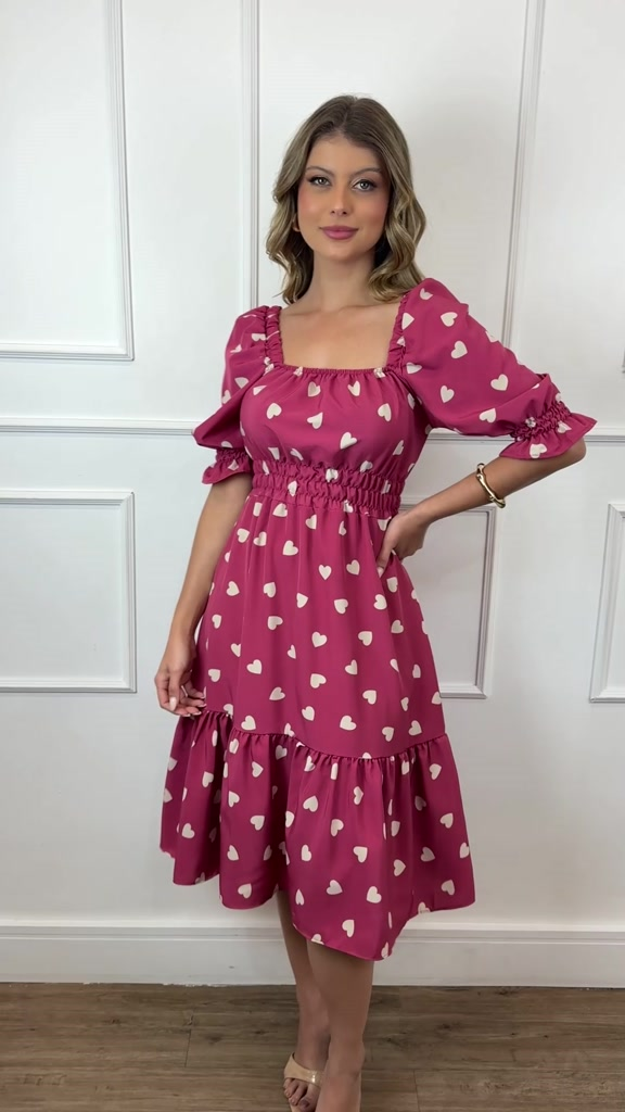 Vestido midi feminino coração, bolinhas, decote quadrado e mangas curtas bufantes, corte A, franzido, bainha com babados