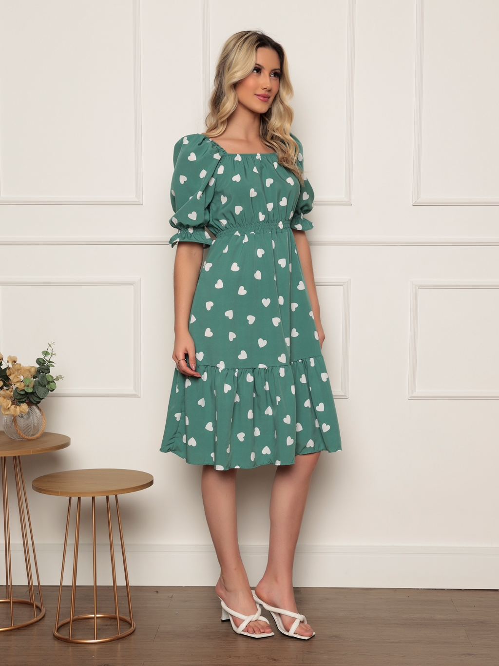 Vestido midi feminino coração, bolinhas, decote quadrado e mangas curtas bufantes, corte A, franzido, bainha com babados