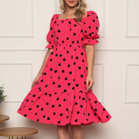 Vestido midi feminino coração, bolinhas, decote quadrado e mangas curtas bufantes, corte A, franzido, bainha com babados