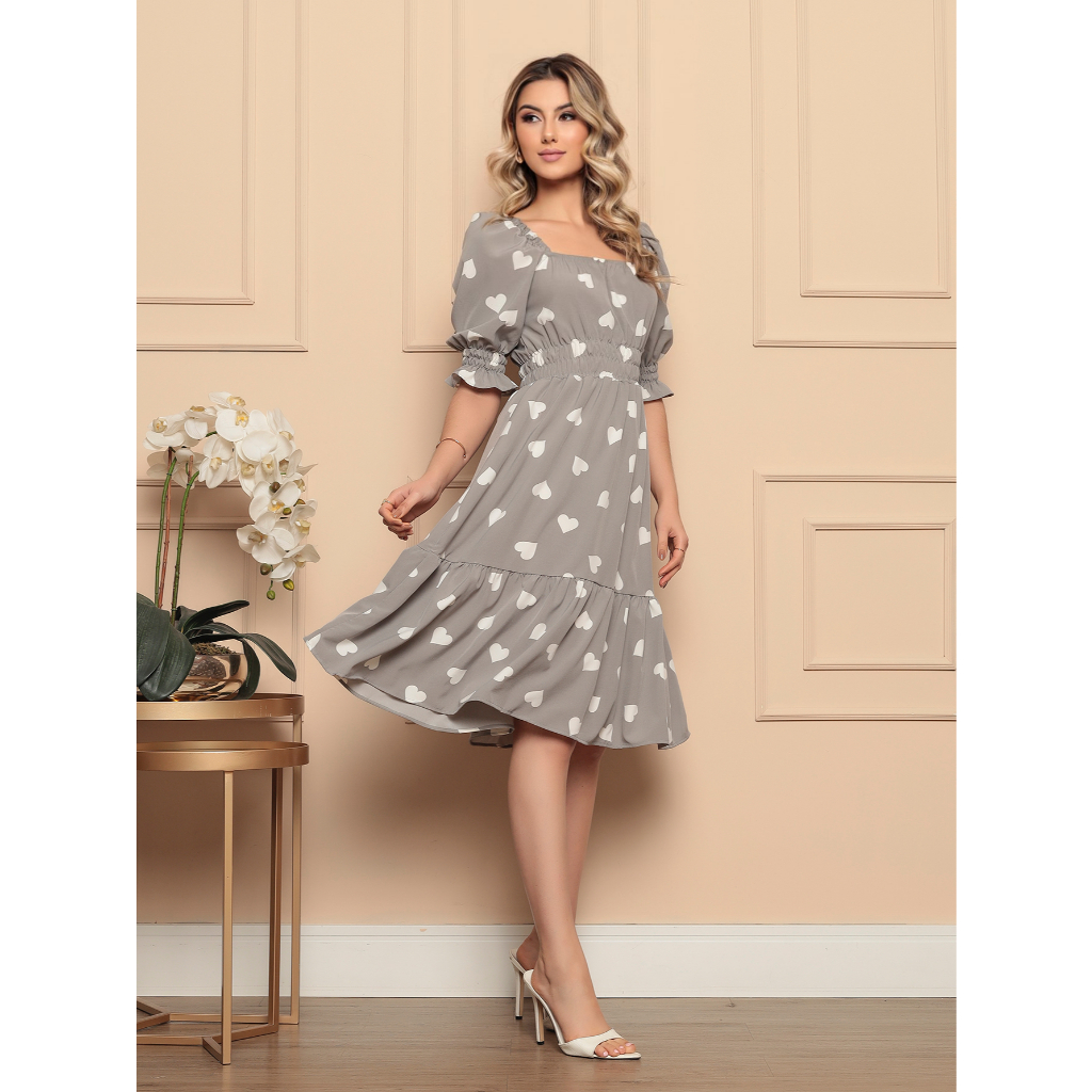 Vestido midi feminino coração, bolinhas, decote quadrado e mangas curtas bufantes, corte A, franzido, bainha com babados