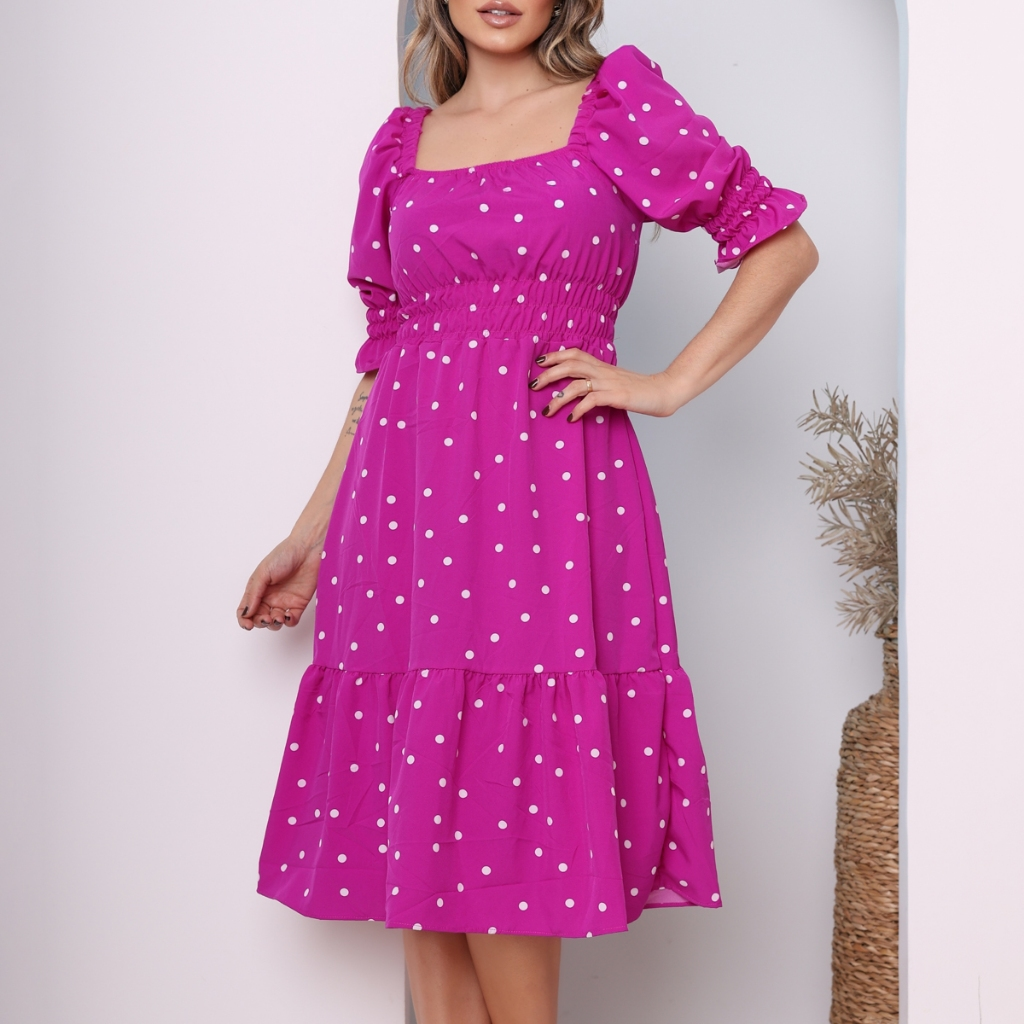 Vestido midi feminino coração, bolinhas, decote quadrado e mangas curtas bufantes, corte A, franzido, bainha com babados