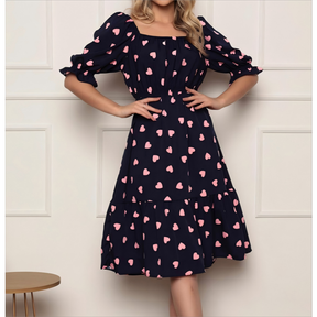 Vestido midi feminino coração, bolinhas, decote quadrado e mangas curtas bufantes, corte A, franzido, bainha com babados