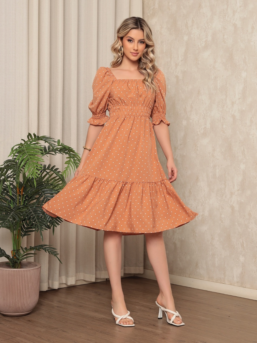 Vestido midi feminino coração, bolinhas, decote quadrado e mangas curtas bufantes, corte A, franzido, bainha com babados