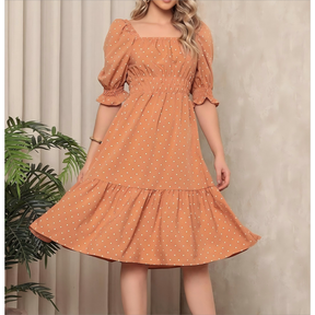 Vestido midi feminino coração, bolinhas, decote quadrado e mangas curtas bufantes, corte A, franzido, bainha com babados