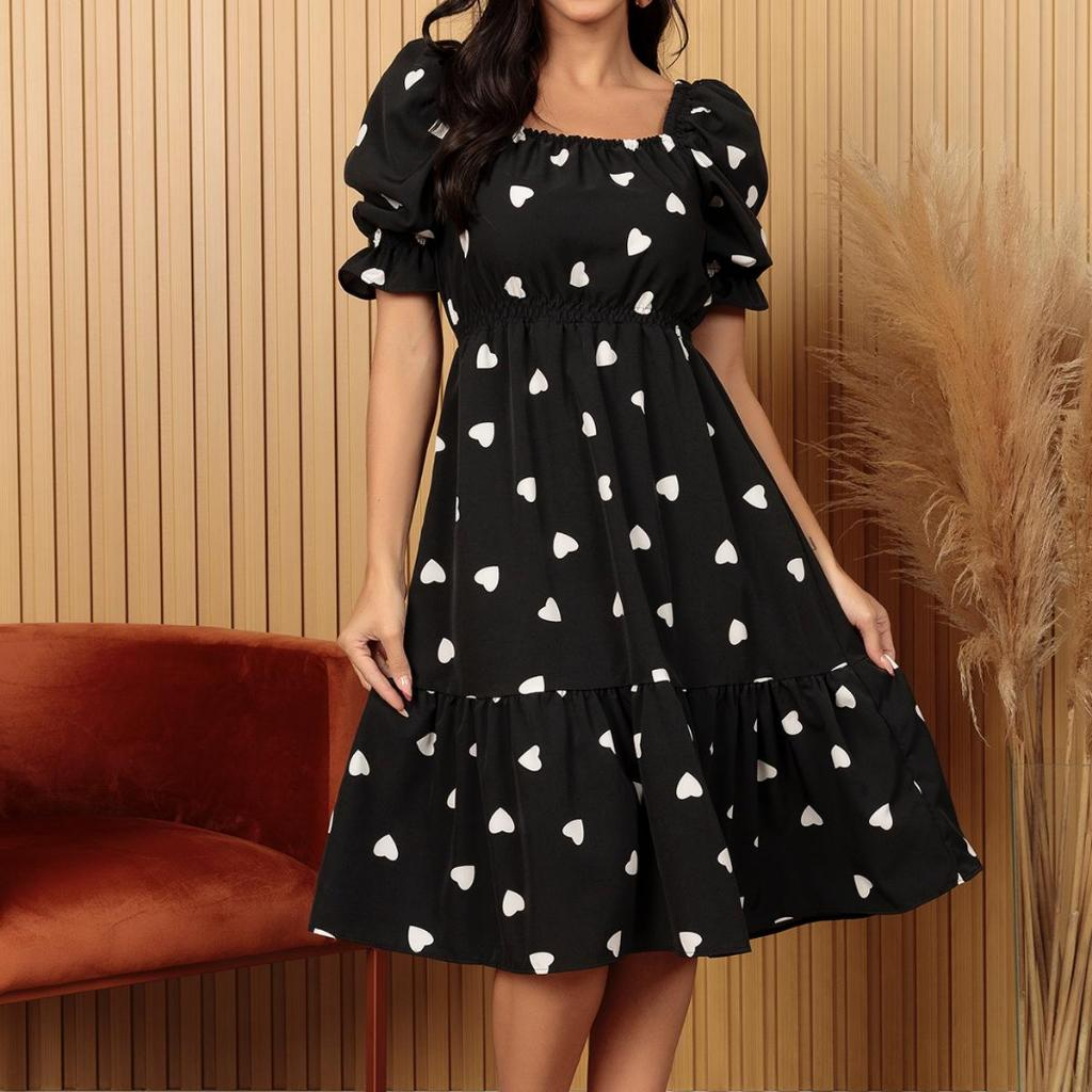 Vestido midi feminino coração, bolinhas, decote quadrado e mangas curtas bufantes, corte A, franzido, bainha com babados