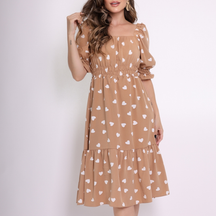 Vestido midi feminino coração, bolinhas, decote quadrado e mangas curtas bufantes, corte A, franzido, bainha com babados