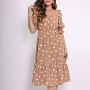 Vestido midi feminino coração, bolinhas, decote quadrado e mangas curtas bufantes, corte A, franzido, bainha com babados