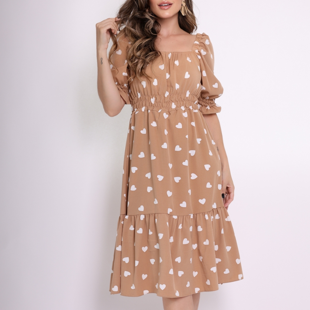 Vestido midi feminino coração, bolinhas, decote quadrado e mangas curtas bufantes, corte A, franzido, bainha com babados