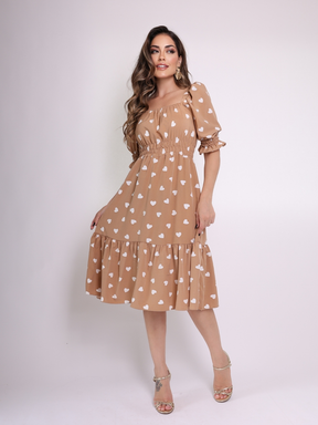 Vestido midi feminino coração, bolinhas, decote quadrado e mangas curtas bufantes, corte A, franzido, bainha com babados