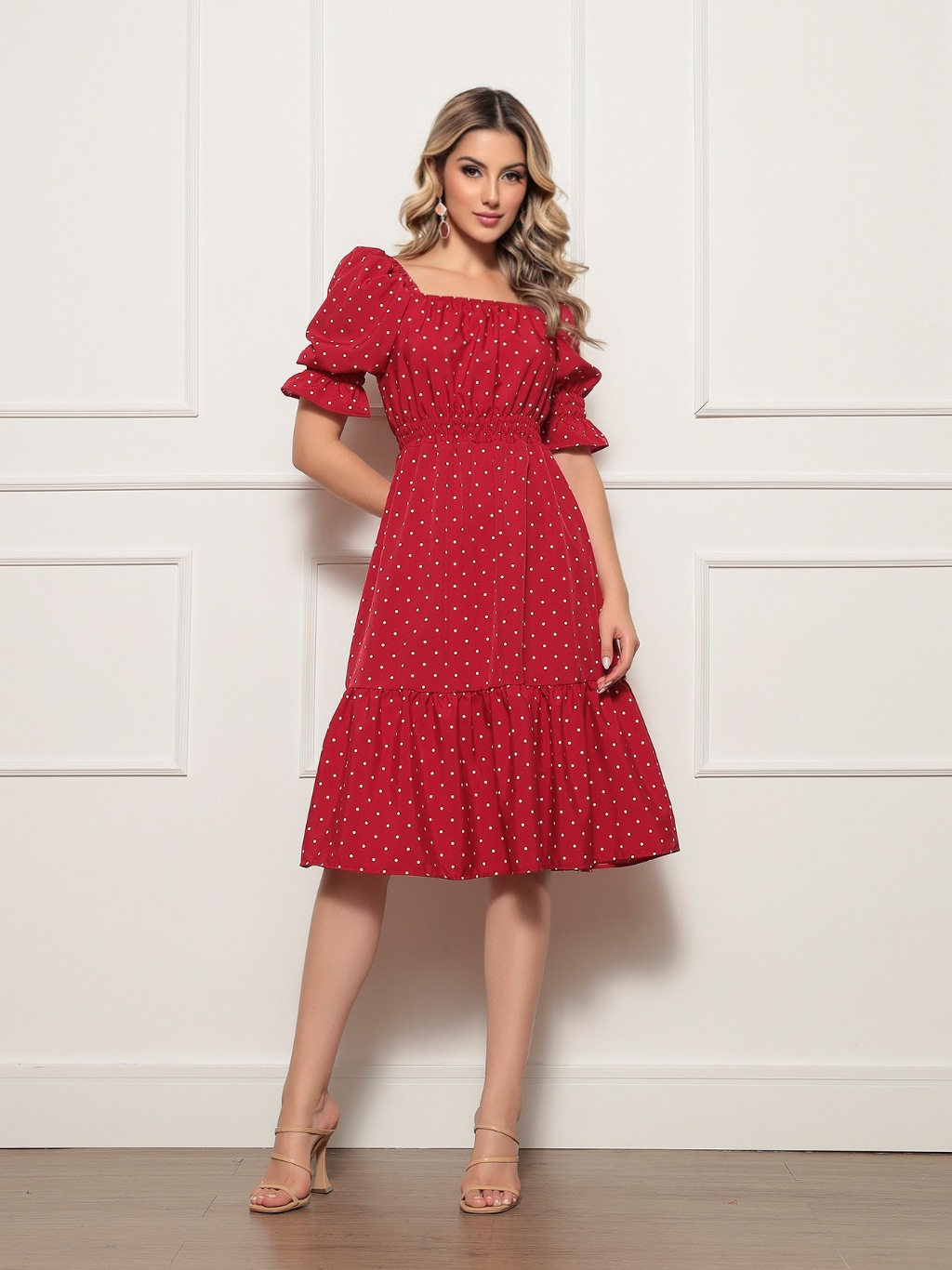 Vestido midi feminino coração, bolinhas, decote quadrado e mangas curtas bufantes, corte A, franzido, bainha com babados