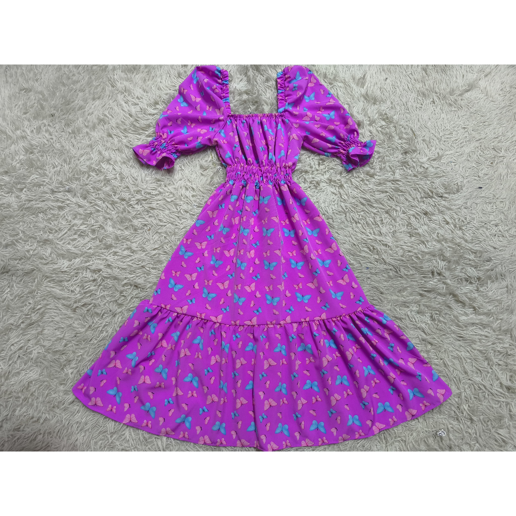 Vestido midi feminino coração, bolinhas, decote quadrado e mangas curtas bufantes, corte A, franzido, bainha com babados