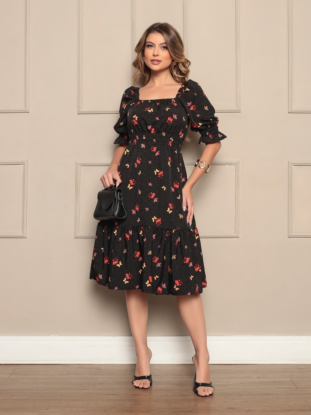 Vestido midi feminino coração, bolinhas, decote quadrado e mangas curtas bufantes, corte A, franzido, bainha com babados