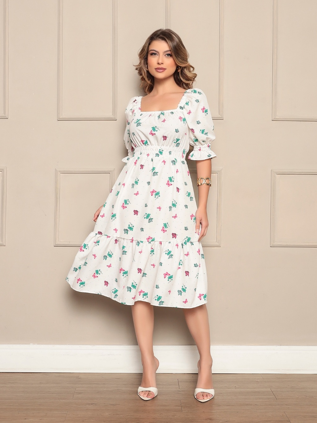 Vestido midi feminino coração, bolinhas, decote quadrado e mangas curtas bufantes, corte A, franzido, bainha com babados