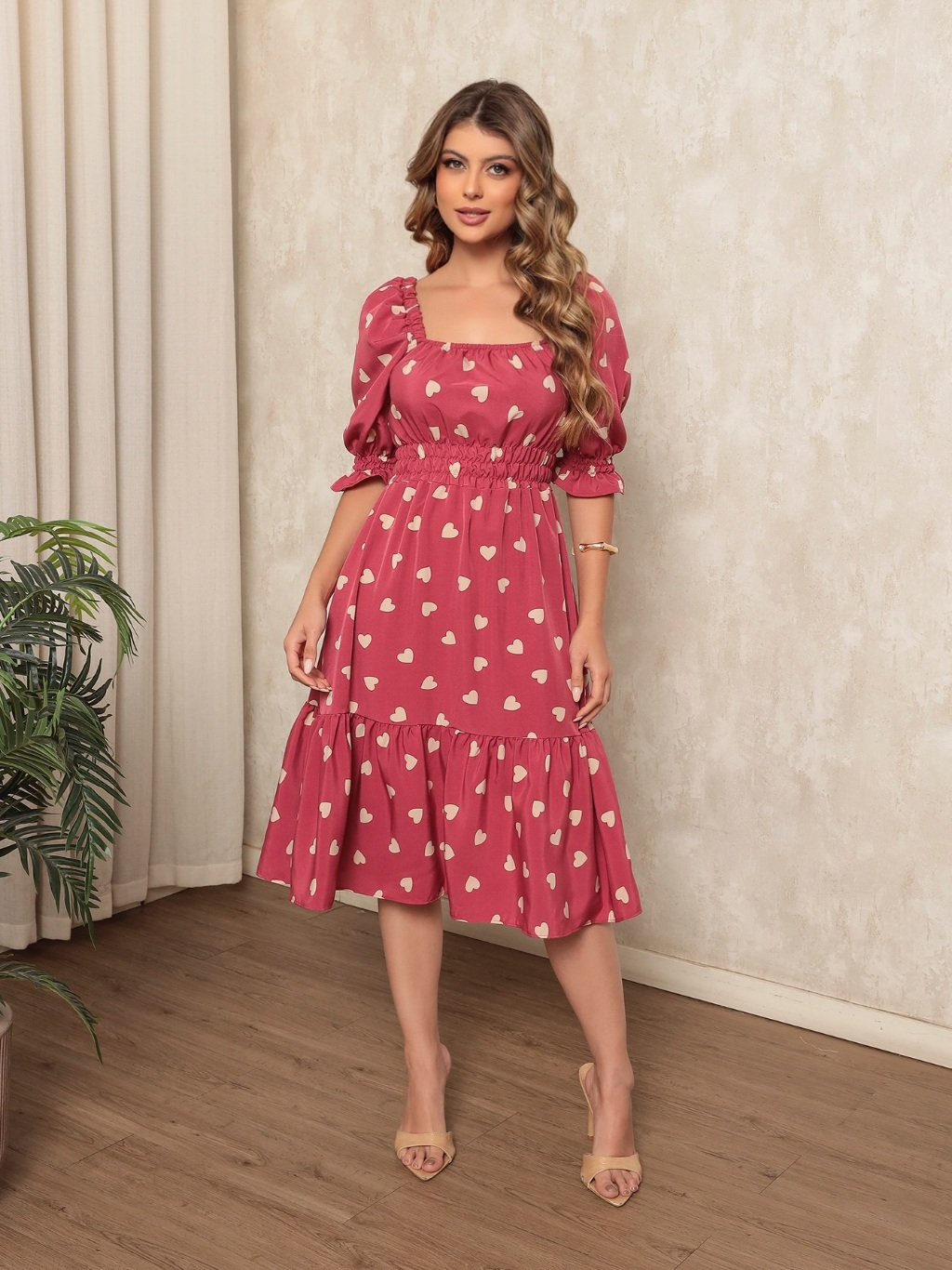 Vestido midi feminino coração, bolinhas, decote quadrado e mangas curtas bufantes, corte A, franzido, bainha com babados