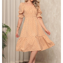 Vestido midi feminino coração, bolinhas, decote quadrado e mangas curtas bufantes, corte A, franzido, bainha com babados