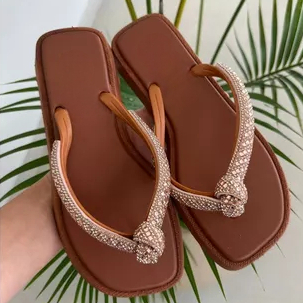 ⭐Chinelo feminino confortável de dedo com correias detalhe nó de brilho strass bico quadrado -