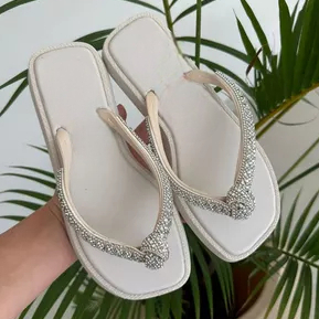 ⭐Chinelo feminino confortável de dedo com correias detalhe nó de brilho strass bico quadrado -