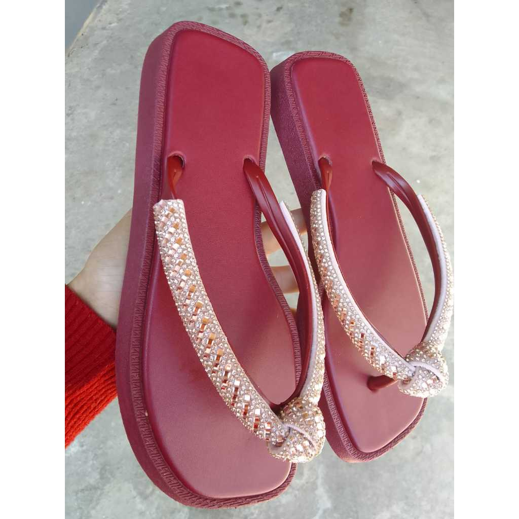 ⭐Chinelo feminino confortável de dedo com correias detalhe nó de brilho strass bico quadrado -